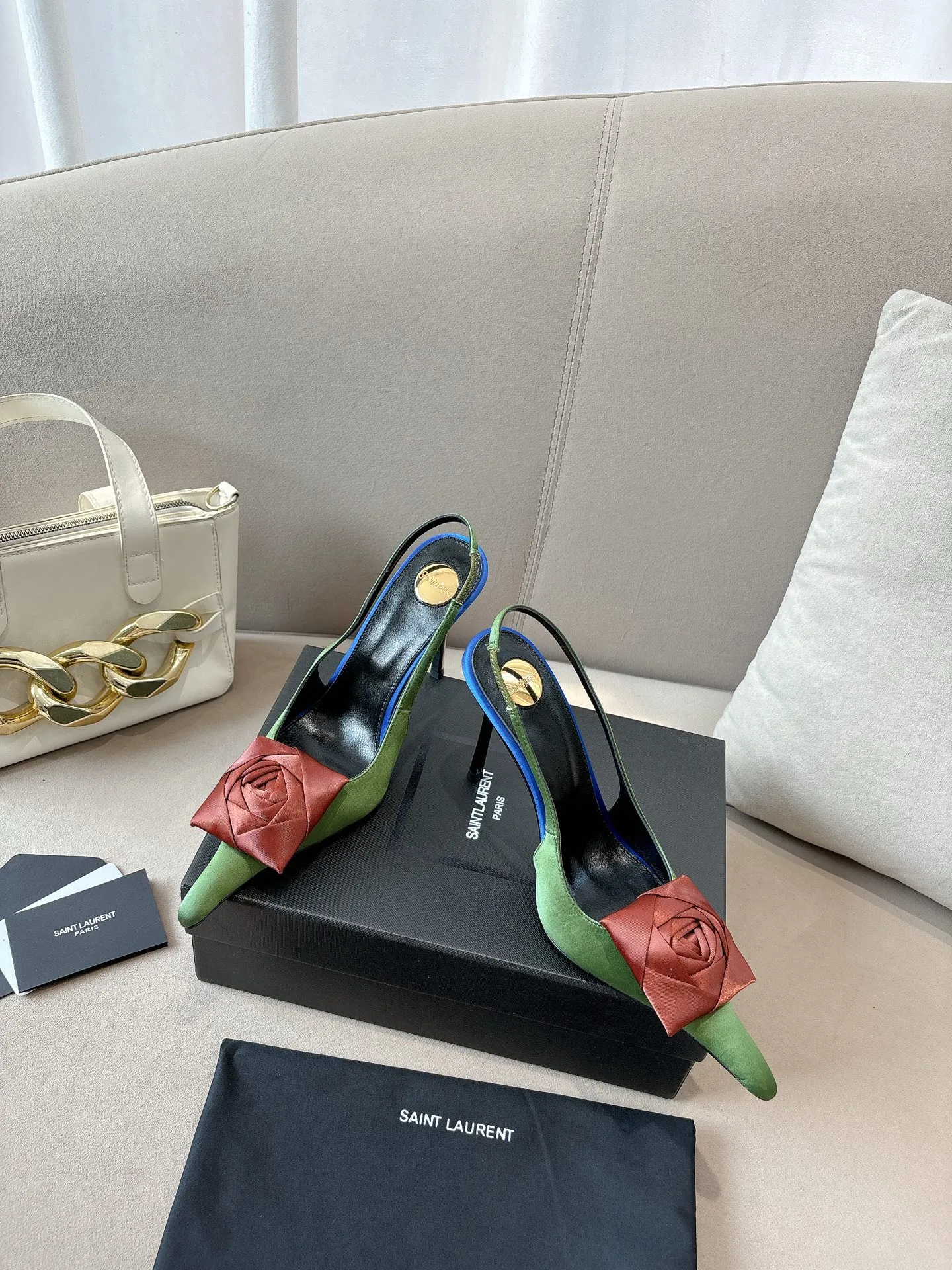 👟👟Ex-factory price 680👟👟 Saint Laurent ysl 25ss/autumn and winter ready-to-wear flower series catwalk style high heels. The toe and contrasting color design make the final effect quite impressive. The different colors are also very beautiful. Straight heels, curved heels, with flowers, and without flowers can be selected. Only YSL understands women’s hearts best and does not accept refutation. It is a super invincible feminine artifact, a must-have for women (z-brand full-body customization, own molded hardware accessories, perfect consistency) ✔ Upper: imported cow patent leather ✔ Inner lining: imported 🐑 goat leather ✔ Sole: imported genuine leather outsole ✔ Heel height: 10.5cm ✔ Size: 36-39 (40, 41, 42 can be customized and non-returnable) Flower style (full set of packaging)